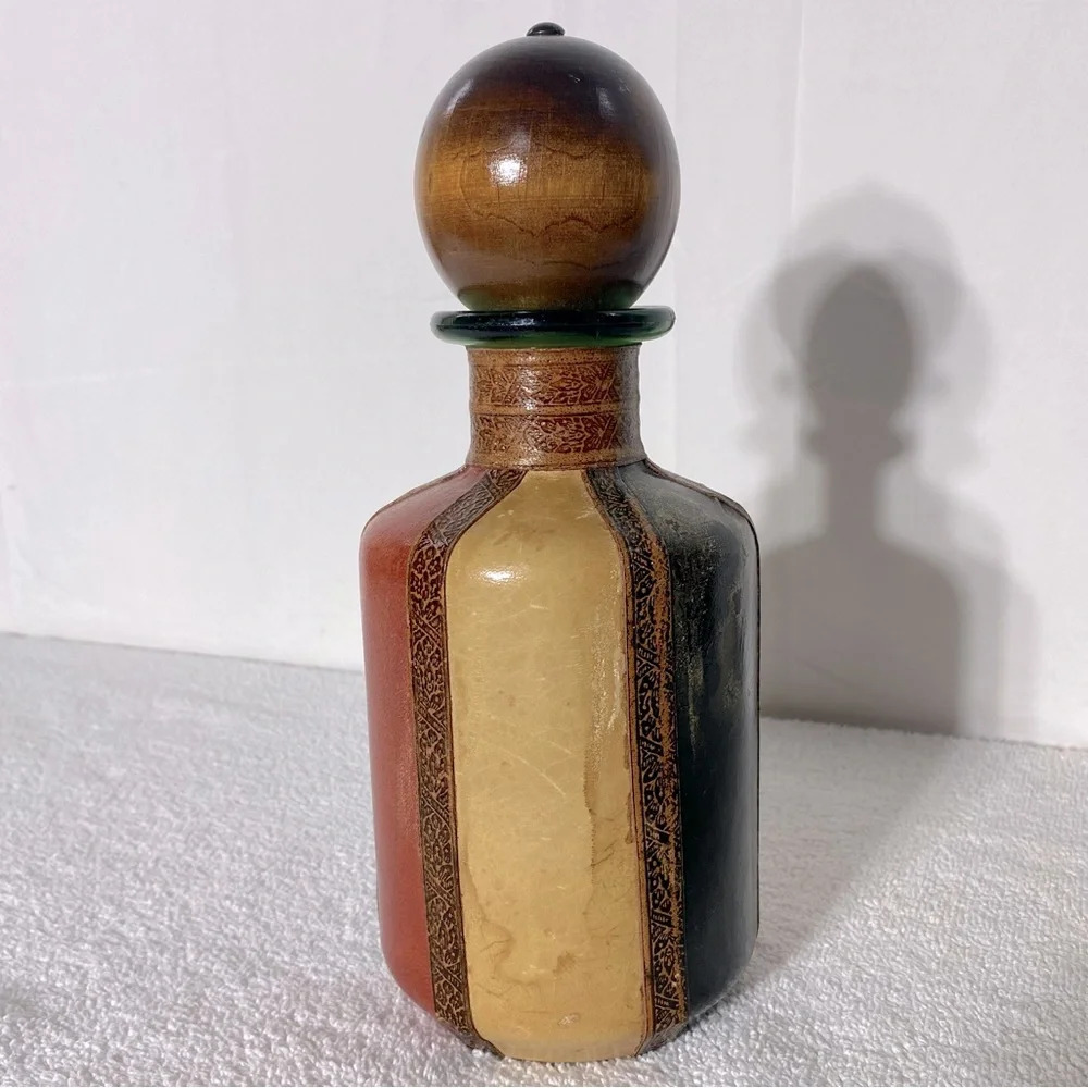 Vintage 1950s Italy Leather Wrapped Green Glass Decanter With Wooden Stopper - Picture 3 of 13